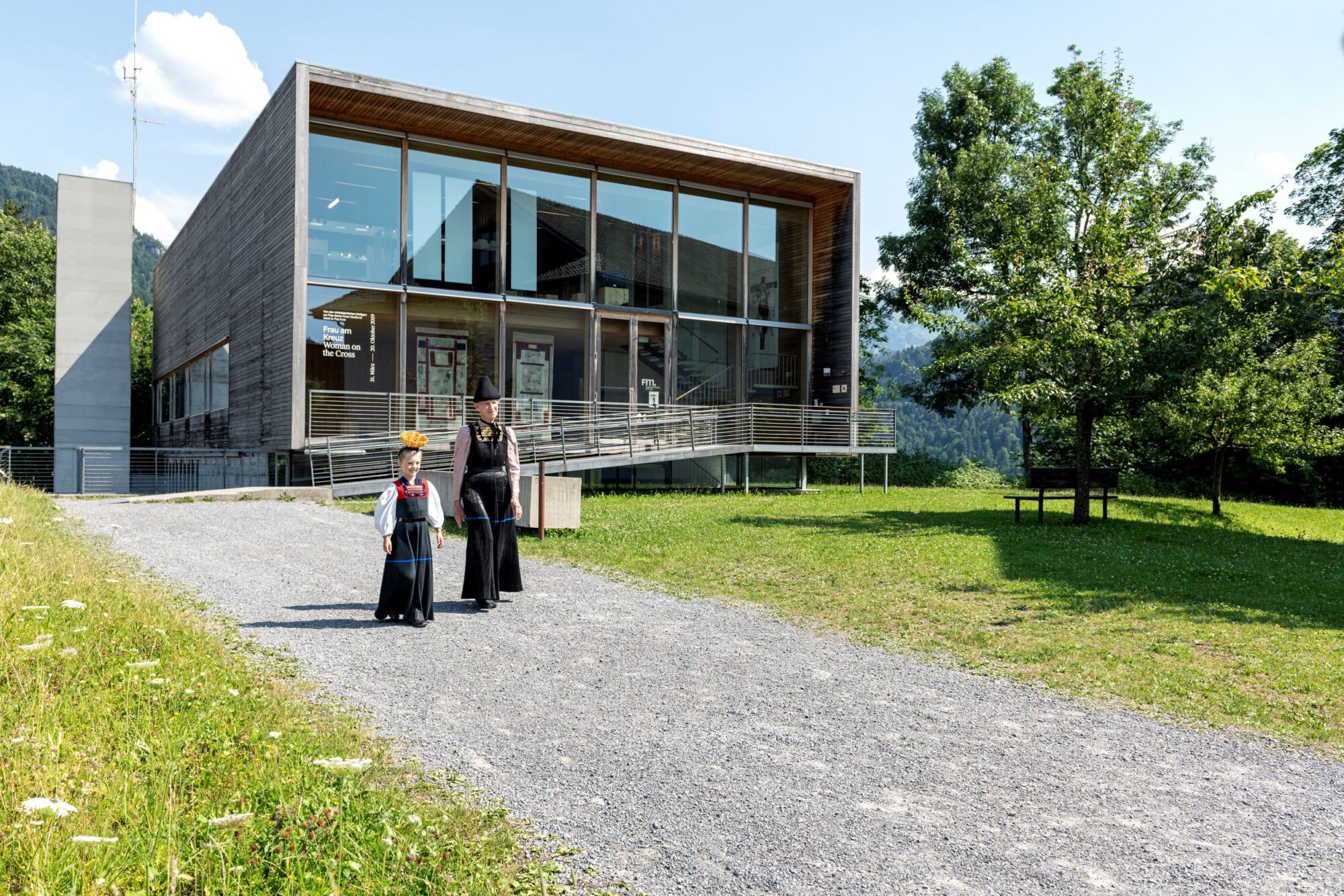 Großmutter und Enkelin in der Juppe – Bregenzerwälder Tracht – vor dem Frauenmuseum Hittisau (c) Johannes Fink – Bregenzerwald Tourismus