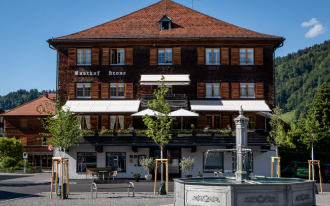 Vorderansicht Hotel Krone & Dorfplatz Hittisau